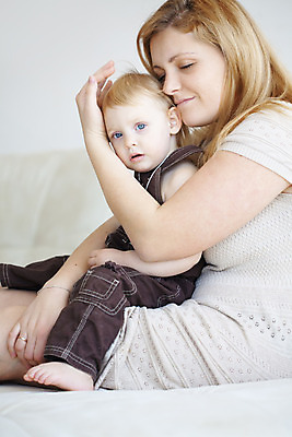 포토 JPG 해외이미지 전신 백인 라이프스타일 여자 딸 행복 어린이 가족 포옹 엄마 사람 앉기 상반신 성인 두명 옆모습 부모 침실 방 육아 돌봄 여자만 해외202004 해외포토 서양인 감정 뷰포인트 관계 안기 모션 생활 파일형식