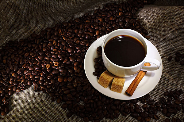 포토 JPG 해외이미지 접시 커피 음료 음식 탁자 따뜻함 사람없음 컵 갈색 검은색 거품 카페 머그컵 흰색 뜨거움 낟알 컵받침 카푸치노 에스프레소 모카 카페인 해외202004 해외포토 식기 컬러 가구 상점 받침대 파일형식