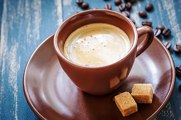 포토 JPG 해외이미지 커피 음료 음식 백그라운드 탁자 휴식 사람없음 컵 파란색 갈색 식당 검은색 거품 카페 뜨거움 커피잔 에스프레소 모카 카페인 해외202004 해외포토 식기 컬러 가구 컨셉 잔 상점 파일형식