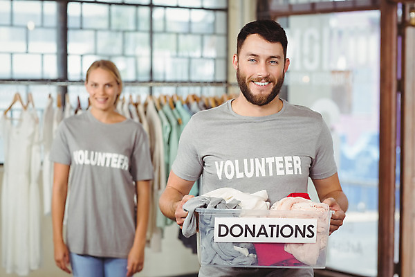 포토 JPG 해외이미지 백인 옷 여자 남자 행복 함께함 서기 20대 성인 두명 30대 상자 봉사 도움 복지 동료 기부 참여 자선단체 해외202004 해외포토 서양인 감정 컨셉 관계 모션 사람 청년 장년 그룹 사회이슈 자선 파일형식