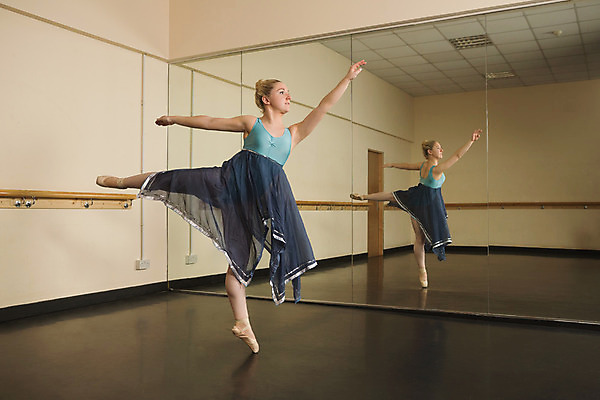 포토 JPG 해외이미지 백인 여자 청소년 실내 한명 서기 10대 치마 반사 거울 춤 우아함 발레 발레리나 십대여자한명만 해외202004 해외포토 서양인 1 컨셉 모션 하의 문화예술 사람 내부 여자한명만 십대여자만 파일형식