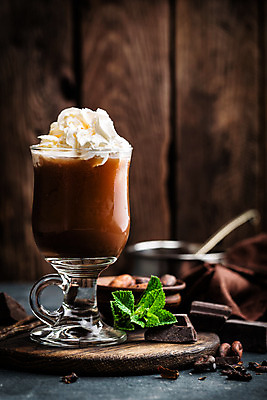 포토 JPG 해외이미지 커피 음료 음식 백그라운드 유리 탁자 아이스크림 디저트 사람없음 컵 갈색 초콜릿 거품 흰색 액체 달콤 설탕 메뉴 코코아 라떼 바닐라 카카오 맛있는 해외202004 해외포토 식기 컬러 가구 재질 맛 파일형식