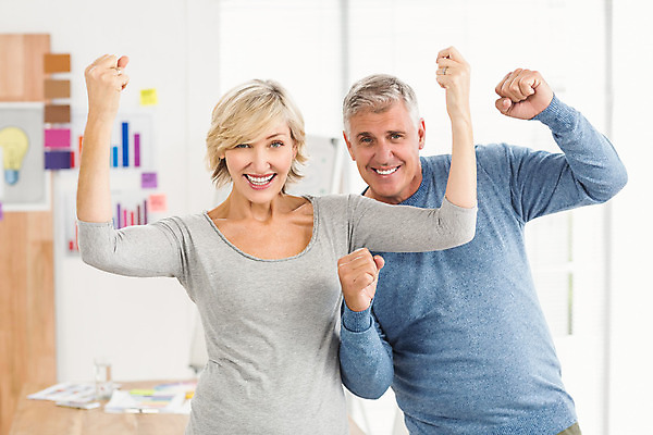 포토 JPG 해외이미지 백인 여자 남자 행복 중년 50대 비즈니스 응원 성공 실내 서기 사람 손짓 두명 사무실 손들기 주먹 비즈니스맨 비즈니스우먼 그룹 동료 필승 스타일 해외202004 해외포토 서양인 감정 컨셉 관계 모션 성인 내부 우승 직장인 파일형식