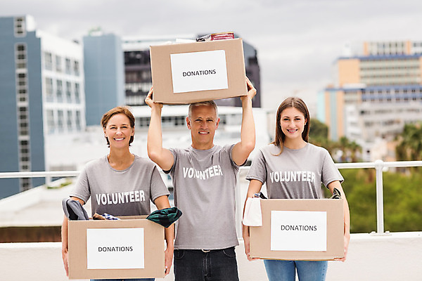 포토 JPG 해외이미지 백인 직업 여자 남자 행복 40대 중년 비즈니스 실내 서기 20대 건물 세명 상자 고층빌딩 봉사 도움 직장인 비즈니스맨 비즈니스우먼 복지 동료 기부 돌봄 참여 자선단체 해외202004 해외포토 서양인 건축물 감정 컨셉 관계 모션 사람 빌딩 청년 성인 내부 그룹 사회이슈 자선 파일형식