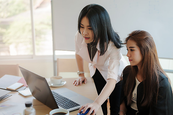 포토 JPG 해외이미지 직업 여자 상의 회사 비즈니스 협력 노동자 함께함 관리 설명 사람 동양인 두명 노트북 학습 컴퓨터 사무실 만남 업무 도움 비즈니스우먼 그룹 상담원 수집 종업원 동료 경영자 바쁨 온라인 점검 책임자 조언 콜라보레이션 인터랙티브 해외202004 해외포토 옷 교육 컨셉 관계 모션 인종 전자제품 작업 직장인 사무원 리더 파일형식