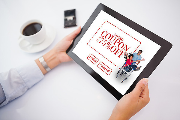 포토 JPG 해외이미지 백인 커플 여자 남자 함께함 20대 두명 스마트폰 태블릿 세일 책상 쿠폰 온라인 터치스크린 해외202004 해외포토 서양인 가구 컨셉 관계 사람 청년 전자제품 핸드폰 스마트기기 파일형식