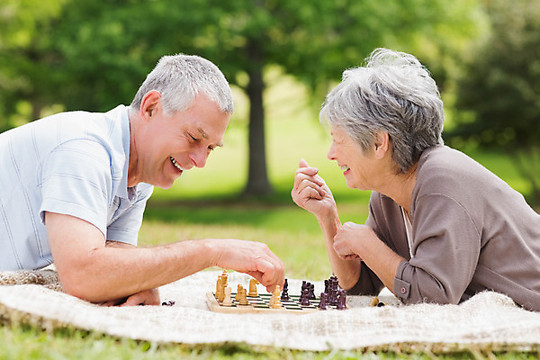 포토 JPG 해외이미지 나무 백인 라이프스타일 커플 공원 여자 노년 남자 행복 여유 놀이 휴식 짧은머리 함께함 성인 야외 두명 카펫 게임 체스 60대 70대 노인만 해외202004 해외포토 서양인 식물 헤어스타일 공공시설 감정 컨셉 관계 사람 생활 성인만 파일형식