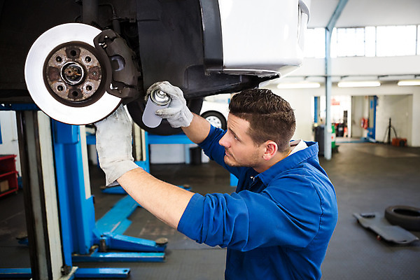 포토 JPG 해외이미지 백인 직업 남자 자동차 노동자 실내 작업복 한명 20대 성인 파란색 바퀴 작업실 기술자 수리 집중 서비스 타이어 정비공 정비소 차고 성인남자한명만 해외202004 해외포토 서양인 1 옷 육상교통 컬러 컨셉 사람 청년 내부 남자한명만 성인남자만 파일형식
