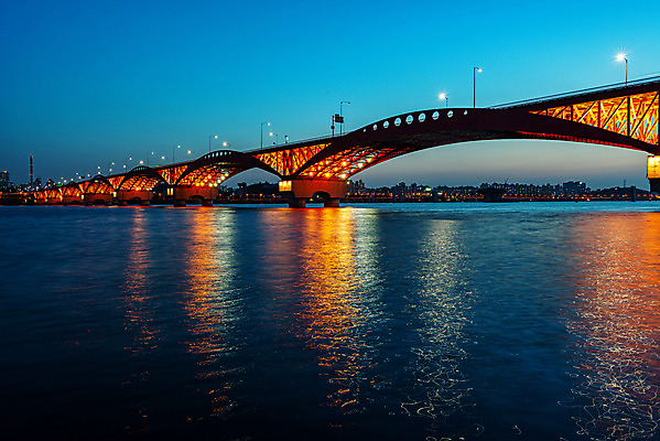 포토 JPG 야경 하늘 서울 한국 사람없음 야외 도시풍경 반사 도시 한강 국내여행 성산대교 가교 전경 국내포토 건축물 아시아 여행 풍경 다리_건축물 야간 랜드마크 파일형식 탑뷰 풍경_경치