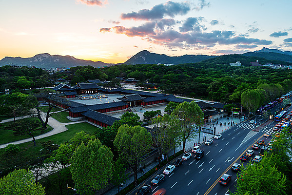 포토 JPG 주간 구름 도로 한국건축 하늘 한옥 서울 풍경 사람없음 야외 도시풍경 궁전 도시 국내여행 창경궁 전경 국내포토 자연요소 한국전통 건축 길 여행 고건축 교통시설 한국 파일형식 탑뷰