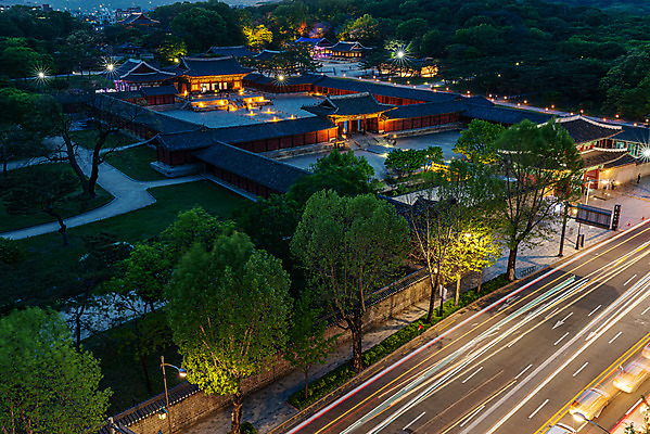 포토 JPG 도로 야경 한국건축 한옥 서울 사람없음 야외 빛 도시풍경 궁전 도시 국내여행 궤적 창경궁 전경 국내포토 한국전통 건축 길 여행 고건축 교통시설 한국 풍경 야간 파일형식 탑뷰 풍경_경치
