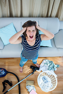 포토 JPG 해외이미지 백인 여자 신발 쿠션 가사 가정 바닥 스트레스 실내 피곤 한명 20대 책 소파 방 청소 리빙 해외202004 해외포토 서양인 1 컨셉 의자 사람 청년 내부 파일형식