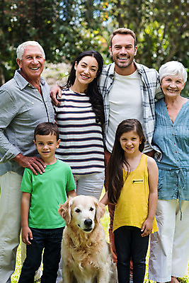 포토 JPG 해외이미지 나무 여자 할아버지 노년 남자 할머니 어린이 엄마 함께함 소년 잔디 여러명 상반신 성인 앞모습 소풍 화목 아빠 개 해외202004 해외포토 식물 뷰포인트 다수 컨셉 포유류 가족 사람 야외활동 파일형식