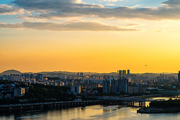 포토 JPG 주간 구름 하늘 서울 한국 풍경 빌딩 사람없음 야외 도시풍경 일몰 도시 한강 국내여행 용산 한강대교 전경 국내포토 자연요소 아시아 여행 건물 노을 다리_건축물 랜드마크 파일형식 탑뷰
