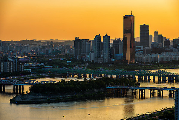 포토 JPG 주간 하늘 서울 한국 풍경 빌딩 사람없음 야외 도시풍경 일몰 도시 한강 63빌딩 국내여행 여의도 한강대교 한강철교 노들섬 전경 국내포토 자연요소 아시아 여행 건물 노을 다리_건축물 랜드마크 용산 파일형식 탑뷰