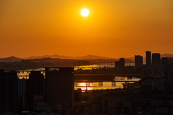 포토 JPG 주간 하늘 서울 한국 풍경 사람없음 야외 도시풍경 태양 일몰 도시 한강 국내여행 용산 전경 국내포토 자연요소 아시아 여행 노을 랜드마크 파일형식 탑뷰