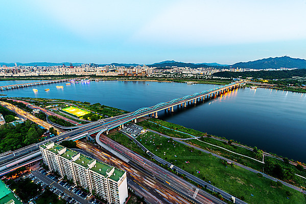 포토 JPG 야경 하늘 서울 한국 사람없음 야외 도시풍경 도시 한강 국내여행 동작대교 전경 강변북로 국내포토 아시아 여행 풍경 다리_건축물 야간 랜드마크 파일형식 탑뷰 고속화도로 풍경_경치