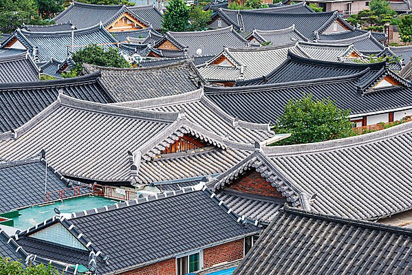 포토 JPG 주간 고건축 한국건축 한옥 풍경 사람없음 야외 도시풍경 도시 기와지붕 국내여행 전주 전주한옥마을 전경 국내포토 자연요소 한국전통 건축물 건축 여행 지붕 기와 전라북도 한옥마을 파일형식 탑뷰