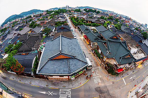 포토 JPG 주간 도로 고건축 한국건축 한옥 풍경 사람없음 야외 도시풍경 도시 기와지붕 국내여행 전주 전주한옥마을 전경 국내포토 자연요소 한국전통 건축물 건축 길 여행 교통시설 지붕 기와 전라북도 한옥마을 파일형식 탑뷰