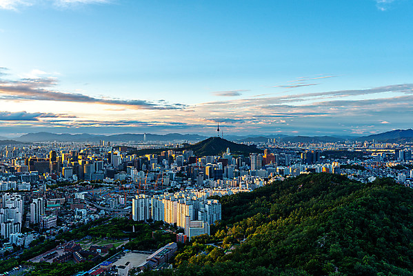 포토 JPG 구름 하늘 아침 서울 한국 풍경 사람없음 야외 건물 도시풍경 도시 국내여행 봉수대 전경 국내포토 주간 자연요소 건축물 아시아 여행 파일형식 탑뷰