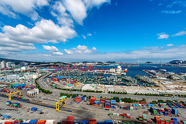 포토 JPG 주간 구름 바다 하늘 한국 풍경 사람없음 야외 도시풍경 화물 운송업 도시 부산 국내여행 부산항 전경 국내포토 자연요소 산업 아시아 여행 항구 파일형식 탑뷰