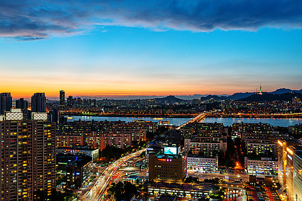 포토 JPG 구름 야경 하늘 서울 한국 사람없음 야외 도시풍경 노을 도시 고속버스 고속버스터미널 국내여행 반포대교 전경 국내포토 자연요소 아시아 여행 버스 풍경 다리_건축물 야간 버스터미널 파일형식 탑뷰 풍경_경치
