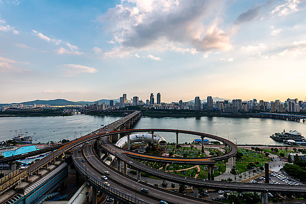 포토 JPG 주간 구름 도로 하늘 서울 한국 풍경 빌딩 사람없음 야외 건물 도시풍경 도시 한강 국내여행 청담대교 한강공원 전경 국내포토 자연요소 건축물 공원 아시아 길 여행 교통시설 다리_건축물 랜드마크 파일형식 탑뷰