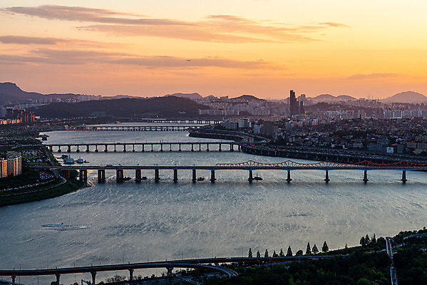포토 JPG 구름 하늘 서울 한국 풍경 사람없음 야외 도시풍경 노을 도시 한강 국내여행 한강다리 전경 국내포토 자연요소 아시아 여행 다리_건축물 랜드마크 파일형식 탑뷰