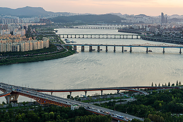 포토 JPG 구름 하늘 서울 한국 풍경 사람없음 야외 도시풍경 노을 도시 한강 국내여행 한강다리 전경 국내포토 자연요소 아시아 여행 다리_건축물 랜드마크 파일형식 탑뷰