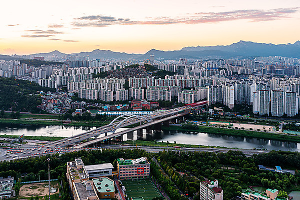 포토 JPG 주간 구름 도로 하늘 서울 한국 풍경 사람없음 야외 도시풍경 도시 국내여행 전경 중랑천 응봉교 국내포토 자연요소 아시아 길 여행 교통시설 하천 다리_건축물 파일형식 탑뷰