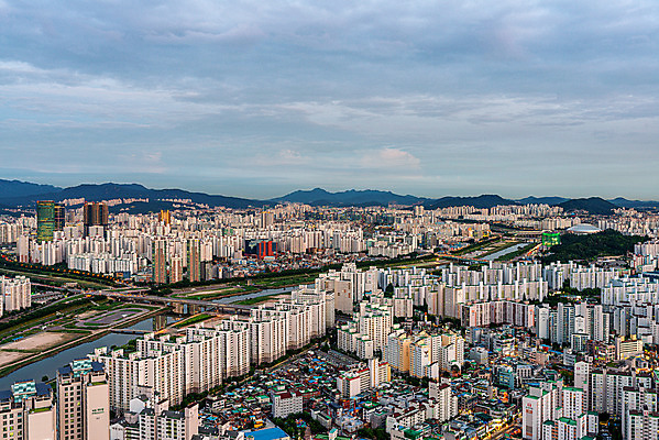 포토 JPG 주간 구름 하늘 아파트 서울 한국 풍경 사람없음 야외 도시풍경 도시 목동 국내여행 전경 국내포토 자연요소 아시아 여행 주택 파일형식 탑뷰