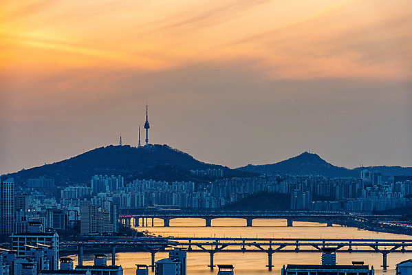 포토 JPG 구름 하늘 서울 한국 풍경 사람없음 야외 도시풍경 일몰 도시 한강 남산타워 국내여행 한강다리 전경 국내포토 자연요소 아시아 여행 노을 다리_건축물 남산 랜드마크 파일형식 탑뷰