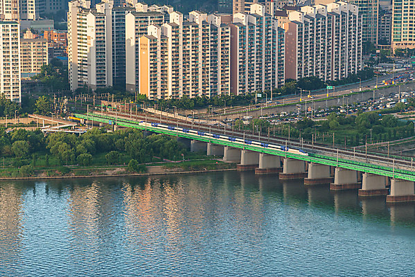 포토 JPG 주간 아파트 서울 한국 풍경 사람없음 야외 도시풍경 기차 도시 한강 국내여행 한강철교 전경 국내포토 자연요소 아시아 육상교통 여행 대중교통 주택 다리_건축물 랜드마크 파일형식 탑뷰