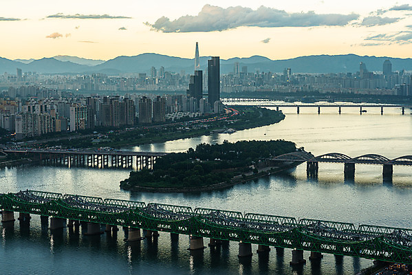 포토 JPG 주간 구름 하늘 서울 한국 풍경 빌딩 사람없음 야외 도시풍경 도시 한강 국내여행 가교 전경 국내포토 자연요소 건축물 아시아 여행 건물 랜드마크 파일형식 탑뷰