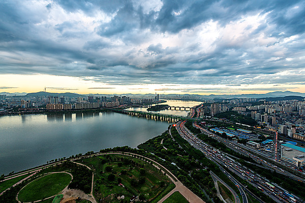 포토 JPG 주간 구름 도로 하늘 서울 한국 풍경 사람없음 야외 도시풍경 도시 국내여행 전경 국내포토 자연요소 아시아 길 여행 교통시설 파일형식 탑뷰