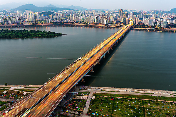 포토 JPG 야경 서울 한국 빌딩 사람없음 야외 도시풍경 도시 한강 국내여행 궤적 마포대교 한강다리 전경 국내포토 아시아 여행 풍경 건물 다리_건축물 야간 랜드마크 파일형식 탑뷰 풍경_경치