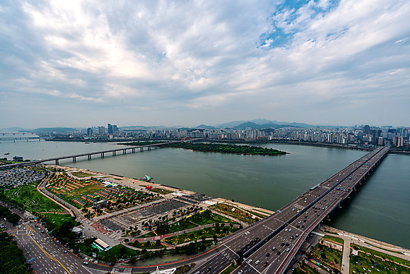 포토 JPG 주간 구름 하늘 서울 한국 풍경 사람없음 야외 도시풍경 도시 한강 국내여행 마포대교 서강대교 노들섬 전경 국내포토 자연요소 아시아 여행 다리_건축물 랜드마크 용산 파일형식 탑뷰