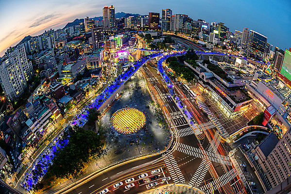 포토 JPG 도로 야경 서울 한국 사람없음 야외 하이앵글 도시풍경 도시 고가도로 국내여행 서울역 전경 서울로7017 국내포토 아시아 길 뷰포인트 여행 교통시설 풍경 고속도로 보행로 야간 전철역 파일형식 탑뷰 풍경_경치