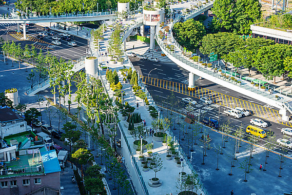 포토 JPG 주간 서울 한국 풍경 사람없음 야외 도시풍경 도시 고가도로 국내여행 서울역 전경 서울로7017 국내포토 자연요소 아시아 여행 고속도로 보행로 전철역 파일형식 탑뷰