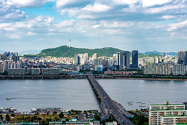 포토 JPG 주간 구름 하늘 서울 한국 풍경 빌딩 사람없음 야외 건물 도시풍경 도시 한강 남산타워 국내여행 마포대교 여의도 전경 국내포토 자연요소 건축물 아시아 여행 다리_건축물 남산 랜드마크 파일형식 탑뷰