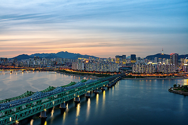 포토 JPG 구름 야경 하늘 서울 한국 빌딩 사람없음 야외 건물 도시풍경 도시 한강 국내여행 한강철교 전경 국내포토 자연요소 건축물 아시아 여행 풍경 다리_건축물 야간 랜드마크 파일형식 탑뷰 풍경_경치