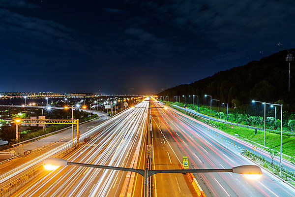 포토 JPG 야경 가로등 하늘 서울 한국 사람없음 야외 도시풍경 도시 국내여행 궤적 가양대교 전경 강변북로 국내포토 공공시설 아시아 여행 풍경 다리_건축물 야간 파일형식 탑뷰 고속화도로 풍경_경치