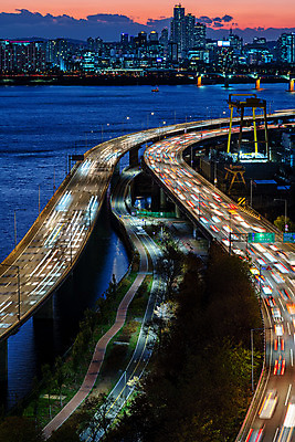 포토 JPG 야경 서울 한국 사람없음 야외 도시풍경 도시 한강 국내여행 궤적 서강대교 전경 강변북로 국내포토 아시아 여행 풍경 다리_건축물 야간 랜드마크 파일형식 탑뷰 고속화도로 풍경_경치