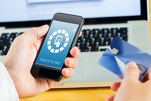 포토 JPG 해외이미지 백인 남자 인터넷 비즈니스 한명 20대 스마트폰 핸드폰 쇼핑 잡기 비즈니스맨 신용카드 온라인쇼핑 온라인 전자상거래 체크카드 해외202004 해외포토 서양인 1 모션 사람 청년 금융 전자제품 스마트기기 직장인 파일형식