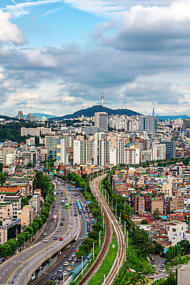 포토 JPG 주간 구름 도로 하늘 서울 한국 풍경 사람없음 야외 건물 도시풍경 도시 남산타워 국내여행 전경 국내포토 자연요소 건축물 아시아 길 여행 교통시설 남산 파일형식 탑뷰