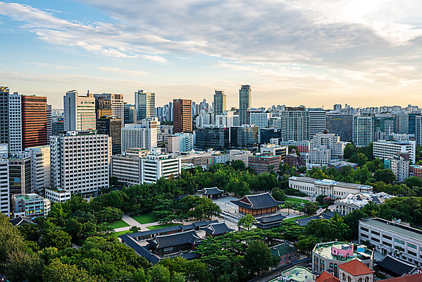 포토 JPG 주간 구름 한국문화 하늘 풍경 빌딩 사람없음 야외 도시풍경 가을 도시 국내여행 덕수궁 전경 국내포토 자연요소 동양문화 계절 여행 한국 건물 궁전 파일형식 탑뷰