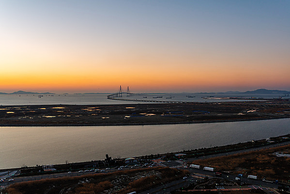 포토 JPG 주간 바다 한국 풍경 사람없음 야외 도시풍경 일몰 도시 인천 국내여행 인천대교 가교 전경 국내포토 자연요소 건축물 아시아 여행 노을 다리_건축물 파일형식 탑뷰