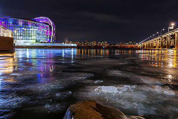 포토 JPG 겨울 야경 서울 한국 사람없음 야외 도시풍경 얼음 추위 도시 한강 국내여행 반포대교 가교 세빛섬 전경 국내포토 자연요소 건축물 계절 아시아 섬 여행 풍경 다리_건축물 야간 랜드마크 파일형식 탑뷰 풍경_경치