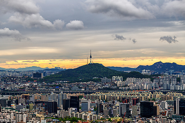 포토 JPG 구름 하늘 서울 한국 풍경 빌딩 사람없음 야외 건물 도시풍경 일몰 도시 남산 남산타워 국내여행 전경 국내포토 자연요소 건축물 아시아 여행 노을 랜드마크 파일형식 탑뷰