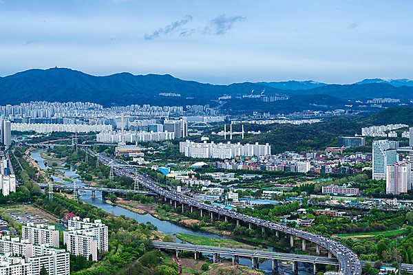 포토 JPG 주간 도로 하늘 서울 한국 풍경 사람없음 야외 도시풍경 도시 국내여행 탄천 전경 국내포토 자연요소 아시아 길 여행 교통시설 강 파일형식 탑뷰